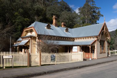 WALHALLA, AUSTRALIA - 8 Ağustos 2025: Baw Baw Shire, Victoria, Avustralya 'daki Walhalla kasabasında bir kış öğleden sonra Iconic Old Walhalla Postane Müzesi