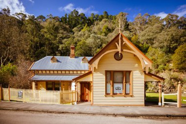 WALHALLA, AUSTRALIA - 8 Ağustos 2025: Baw Baw Shire, Victoria, Avustralya 'daki Walhalla kasabasında bir kış öğleden sonra Iconic Old Walhalla Postane Müzesi