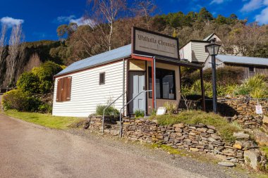 WALHALLA, AUSTRALYA - 8 Ağustos 2025: Walhalla kasabası ve Baw Baw Baw Shire, Victoria, Avustralya 'daki Walhalla Chronicle binasının kış öğleden sonra manzarası