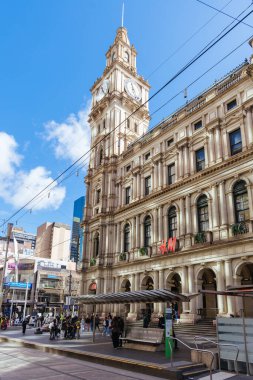 Melbourne, Victoria, Avustralya 'da güneşli bir kış gününde Bourke ve Elizabeth Caddesi' nin köşesindeki Melbournes 'in ünlü GPO binası..