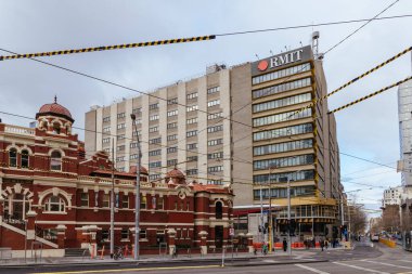 MELBOURNE, AUSTRALYA - 16 Ağustos 2025: Melbournes Swanston Caddesi 'ndeki ünlü RMIT Üniversitesi Melbourne, Victoria, Avustralya' da güneşli bir kış gününde.