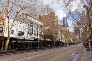 MELBOURNE, AUSTRALYA - 16 Ağustos 2025: Melbournes ünlü Swanston Caddesi Melbourne, Victoria, Avustralya 'da güneşli bir kış gününde.