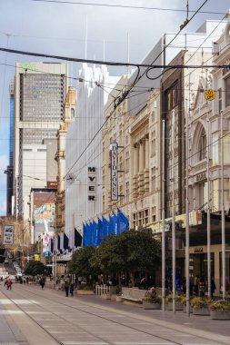 MELBOURNE, AUSTRALYA - 16 Ağustos 2025: Melbournes ünlü Bourke Caddesi Myer ve David Jones 'un yer aldığı Melbourne, Victoria, Avustralya' da güneşli bir kış günü.
