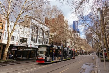 MELBOURNE, AUSTRALYA - 16 Ağustos 2025: Melbournes ünlü Swanston Caddesi Melbourne, Victoria, Avustralya 'da güneşli bir kış gününde.