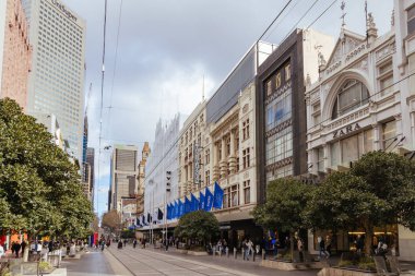 MELBOURNE, AUSTRALYA - 16 Ağustos 2025: Melbournes ünlü Bourke Caddesi Myer ve David Jones 'un yer aldığı Melbourne, Victoria, Avustralya' da güneşli bir kış günü.