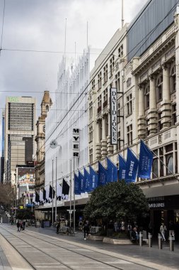 MELBOURNE, AUSTRALYA - 16 Ağustos 2025: Melbournes ünlü Bourke Caddesi Myer ve David Jones 'un yer aldığı Melbourne, Victoria, Avustralya' da güneşli bir kış günü.