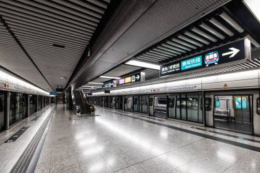 HONG KONG, Çin - 28 Eylül 2024: Hong Kong, Çin 'deki Hong Kong adasındaki Tsuen Wan hattındaki merkezi MTR metro istasyonunun iç platformu