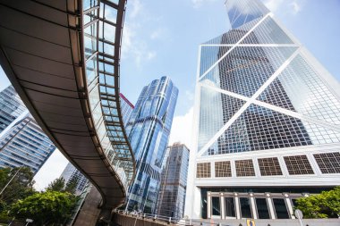 HONG KONG, Çin - 29 Eylül 2024: Garden Rd geçidi ve Queensway yakınlarındaki Hong Kong Adası, Çin