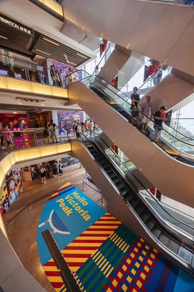 HONG KONG, ÇİN - 29 EYLÜL 2024: Hong Kong, Çin 'deki Hong Kong Adası' ndaki Lugard Bulvarı yakınlarındaki Tepe Tramvayı