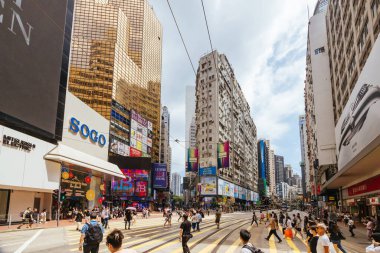 Hong Kong, Çin 'de, Causeway Körfezi' nde sıcak bir yaz gününde Hennessy Caddesi 'nin popüler alışveriş caddesi.