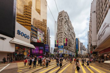 Hong Kong, Çin 'de, Causeway Körfezi' nde sıcak bir yaz gününde Hennessy Caddesi 'nin popüler alışveriş caddesi.