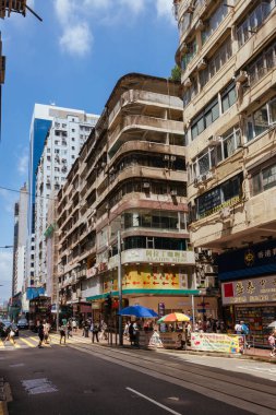 HONG KONG, ÇİN - 29 Eylül 2024 - Çin 'in Hong Kong şehrinde güneşli bir yaz gününde Causeway Körfezi' nin popüler alışveriş alanı