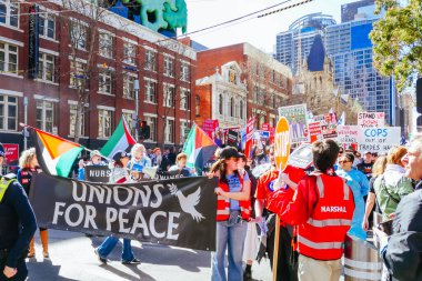 MELBOURNE, AUSTRALYA - 24 AĞUSTRALİSTOS 2025 Ulusal bir mitingin parçası olarak, protestocular Filistin 'i desteklemek için Melbourne CBD, Victoria, Avustralya' da toplandılar.