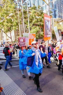 MELBOURNE, AUSTRALYA - 24 AĞUSTRALİSTOS 2025 Ulusal bir mitingin parçası olarak, protestocular Filistin 'i desteklemek için Melbourne CBD, Victoria, Avustralya' da toplandılar.