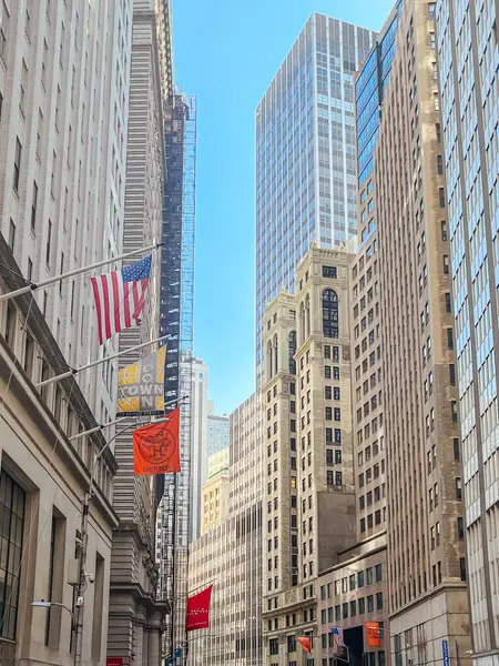 Wall St City manzarası Manhattan, New York, ABD 'de açık bir yaz gününde