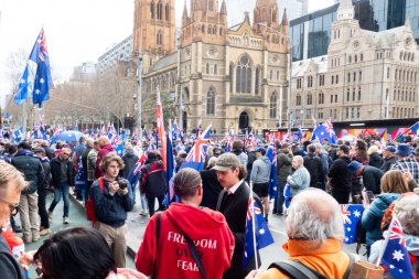 MELBOURNE, AUSTRALYA - 31 Ağustos 2025: Göçmenlik karşıtı protestocular ve karşı protestocular 31 Ağustos 2025 'te Melbourne, Victoria, Avustralya' da çatışmaya girdi.