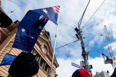 MELBOURNE, AUSTRALYA - 31 Ağustos 2025: Göçmenlik karşıtı protestocular ve karşı protestocular 31 Ağustos 2025 'te Melbourne, Victoria, Avustralya' da çatışmaya girdi.