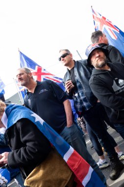 MELBOURNE, AUSTRALYA - 31 Ağustos 2025: Göçmenlik karşıtı protestocular ve karşı protestocular 31 Ağustos 2025 'te Melbourne, Victoria, Avustralya' da çatışmaya girdi.