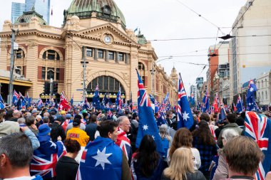 MELBOURNE, AUSTRALYA - 31 Ağustos 2025: Göçmenlik karşıtı protestocular ve karşı protestocular 31 Ağustos 2025 'te Melbourne, Victoria, Avustralya' da çatışmaya girdi.