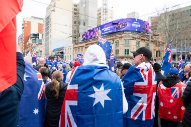 MELBOURNE, AUSTRALYA - 31 Ağustos 2025: Göçmenlik karşıtı protestocular ve karşı protestocular 31 Ağustos 2025 'te Melbourne, Victoria, Avustralya' da çatışmaya girdi.