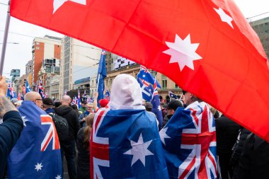 MELBOURNE, AUSTRALYA - 31 Ağustos 2025: Göçmenlik karşıtı protestocular ve karşı protestocular 31 Ağustos 2025 'te Melbourne, Victoria, Avustralya' da çatışmaya girdi.