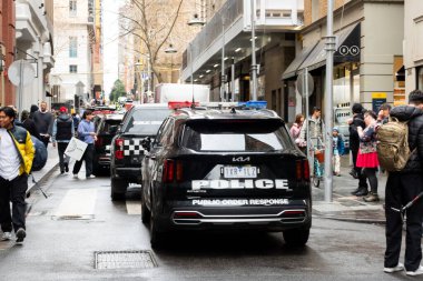 MELBOURNE, AUSTRALIA - 31 Ağustos 2025: Göçmenlik karşıtı protestocular ve karşı protestocular 31 Ağustos 2025 'te Melbourne, Victoria, Avustralya' da çatışmaya hazırlanıyor.