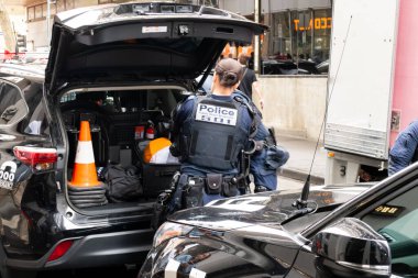 MELBOURNE, AUSTRALIA - 31 Ağustos 2025: Göçmenlik karşıtı protestocular ve karşı protestocular 31 Ağustos 2025 'te Melbourne, Victoria, Avustralya' da çatışmaya hazırlanıyor.