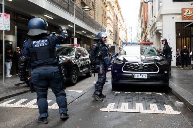 MELBOURNE, AUSTRALIA - 31 Ağustos 2025: Göçmenlik karşıtı protestocular ve karşı protestocular 31 Ağustos 2025 'te Melbourne, Victoria, Avustralya' da çatışmaya hazırlanıyor.