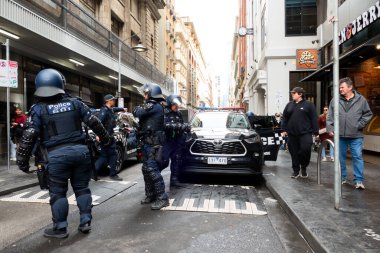 MELBOURNE, AUSTRALIA - 31 Ağustos 2025: Göçmenlik karşıtı protestocular ve karşı protestocular 31 Ağustos 2025 'te Melbourne, Victoria, Avustralya' da çatışmaya hazırlanıyor.