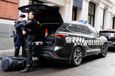 MELBOURNE, AUSTRALIA - 31 Ağustos 2025: Göçmenlik karşıtı protestocular ve karşı protestocular 31 Ağustos 2025 'te Melbourne, Victoria, Avustralya' da çatışmaya hazırlanıyor.