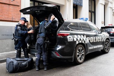 MELBOURNE, AUSTRALIA - 31 Ağustos 2025: Göçmenlik karşıtı protestocular ve karşı protestocular 31 Ağustos 2025 'te Melbourne, Victoria, Avustralya' da çatışmaya hazırlanıyor.