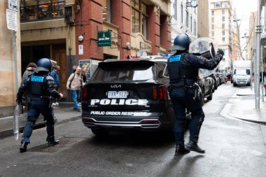 MELBOURNE, AUSTRALIA - 31 Ağustos 2025: Göçmenlik karşıtı protestocular ve karşı protestocular 31 Ağustos 2025 'te Melbourne, Victoria, Avustralya' da çatışmaya hazırlanıyor.