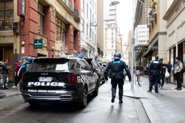 MELBOURNE, AUSTRALIA - 31 Ağustos 2025: Göçmenlik karşıtı protestocular ve karşı protestocular 31 Ağustos 2025 'te Melbourne, Victoria, Avustralya' da çatışmaya hazırlanıyor.