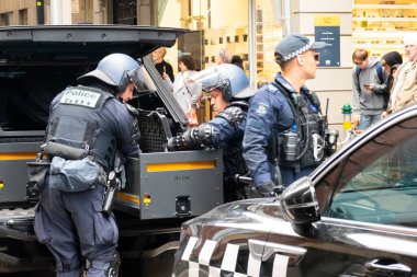 MELBOURNE, AUSTRALIA - 31 Ağustos 2025: Göçmenlik karşıtı protestocular ve karşı protestocular 31 Ağustos 2025 'te Melbourne, Victoria, Avustralya' da çatışmaya hazırlanıyor.