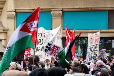 MELBOURNE, AUSTRALYA - 31 Ağustos 2025: Göçmenlik karşıtı protestocular ve karşı protestocular 31 Ağustos 2025 'te Melbourne, Victoria, Avustralya' da çatışmaya girdi.