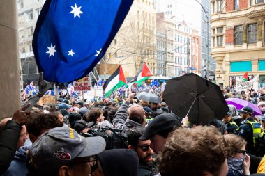 MELBOURNE, AUSTRALYA - 31 Ağustos 2025: Göçmenlik karşıtı protestocular ve karşı protestocular 31 Ağustos 2025 'te Melbourne, Victoria, Avustralya' da çatışmaya girdi.