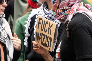 MELBOURNE, AUSTRALYA - 31 Ağustos 2025: Göçmenlik karşıtı protestocular ve karşı protestocular 31 Ağustos 2025 'te Melbourne, Victoria, Avustralya' da çatışmaya girdi.