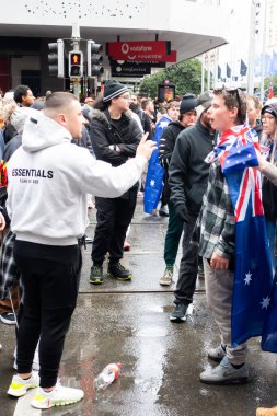 MELBOURNE, AUSTRALYA - 31 Ağustos 2025: Göçmenlik karşıtı protestocular ve karşı protestocular 31 Ağustos 2025 'te Melbourne, Victoria, Avustralya' da çatışmaya girdi.