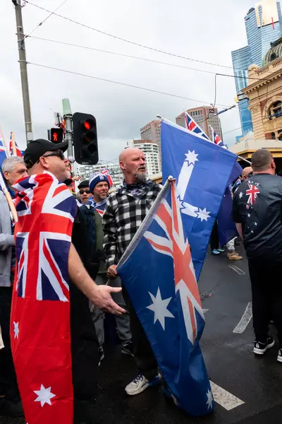 MELBOURNE, AUSTRALYA - 31 Ağustos 2025: Göçmenlik karşıtı protestocular ve karşı protestocular 31 Ağustos 2025 'te Melbourne, Victoria, Avustralya' da çatışmaya girdi.