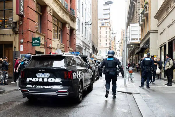 MELBOURNE, AUSTRALIA - 31 Ağustos 2025: Göçmenlik karşıtı protestocular ve karşı protestocular 31 Ağustos 2025 'te Melbourne, Victoria, Avustralya' da çatışmaya hazırlanıyor.