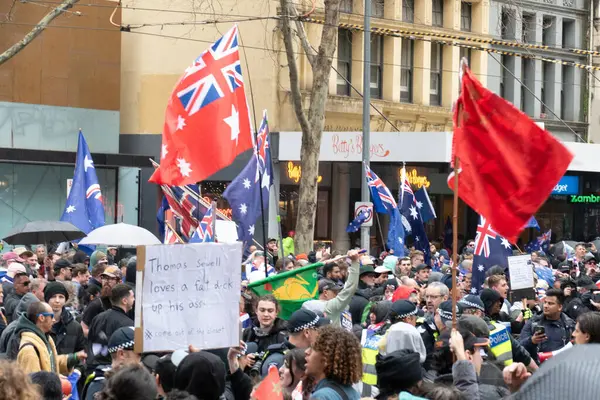 MELBOURNE, AUSTRALYA - 31 Ağustos 2025: Göçmenlik karşıtı protestocular ve karşı protestocular 31 Ağustos 2025 'te Melbourne, Victoria, Avustralya' da çatışmaya girdi.