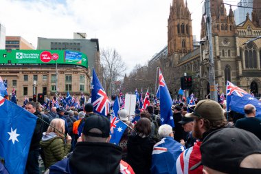MELBOURNE, AUSTRALYA - 31 Ağustos 2025: Göçmenlik karşıtı protestocular ve karşı protestocular 31 Ağustos 2025 'te Melbourne, Victoria, Avustralya' da çatışmaya girdi.