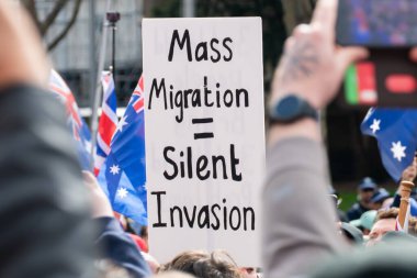 MELBOURNE, AUSTRALYA - 31 Ağustos 2025: Göçmenlik karşıtı protestocular ve karşı protestocular 31 Ağustos 2025 'te Melbourne, Victoria, Avustralya' da çatışmaya girdi.