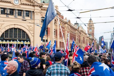 MELBOURNE, AUSTRALYA - 31 Ağustos 2025: Göçmenlik karşıtı protestocular ve karşı protestocular 31 Ağustos 2025 'te Melbourne, Victoria, Avustralya' da çatışmaya girdi.