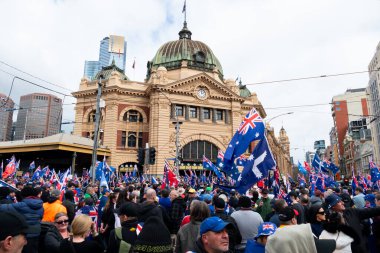 MELBOURNE, AUSTRALYA - 31 Ağustos 2025: Göçmenlik karşıtı protestocular ve karşı protestocular 31 Ağustos 2025 'te Melbourne, Victoria, Avustralya' da çatışmaya girdi.