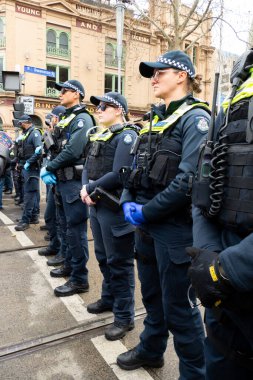MELBOURNE, AUSTRALYA - 31 Ağustos 2025: Göçmenlik karşıtı protestocular ve karşı protestocular 31 Ağustos 2025 'te Melbourne, Victoria, Avustralya' da çatışmaya girdi.