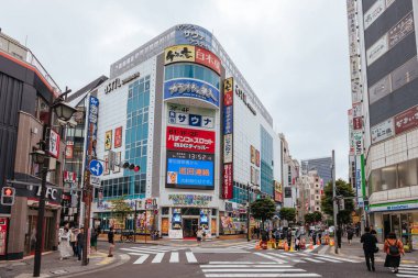 TOKYO, JAPONYA - 16 Eylül 2024: Tokyo, Japonya 'da açık bir sonbahar gününde Shinbashi ilçesinde Karasumori Caddesi ve Yanagi-Dori kavşağı