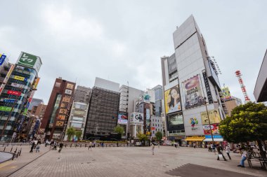TOKYO, JAPONYA - 16 Eylül 2024: Tokyo, Japonya 'da açık bir sonbahar gününde Shinbashi Bölgesi Shinbashi İstasyonu yakınlarındaki SL Meydanı