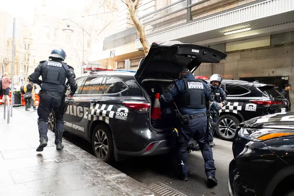MELBOURNE, AUSTRALIA - 31 Ağustos 2025: Göçmenlik karşıtı protestocular ve karşı protestocular 31 Ağustos 2025 'te Melbourne, Victoria, Avustralya' da çatışmaya hazırlanıyor.