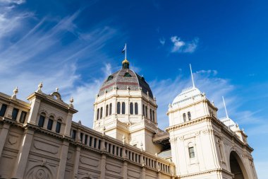 MELBOURNE, AUSTRALYA - 16 Mart 2025: Carlton Gardens 'taki Kraliyet Sergi Binası Melbourne Avustralya' da güneşli bir sonbahar gününde